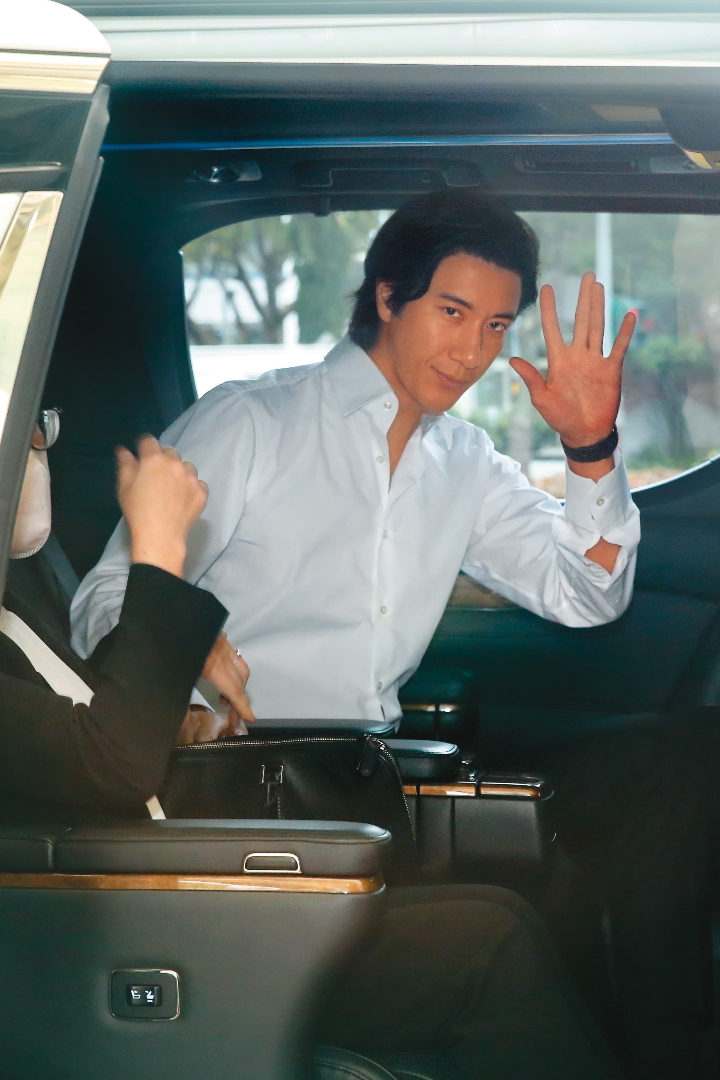 6月28日12:33,臨走之前,王力宏二度向媒體揮手致意並且道別,對比李靚蕾的表情差距頗大。