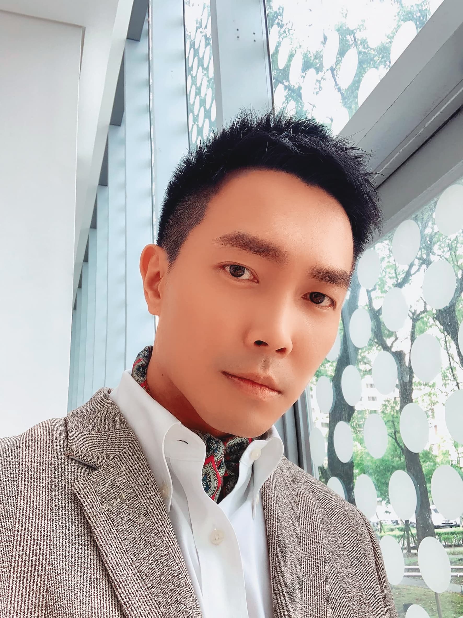 許仁杰會在前妻亞希面前自傷,弄得氣氛十分緊張且失控。(翻攝自許仁杰臉書)