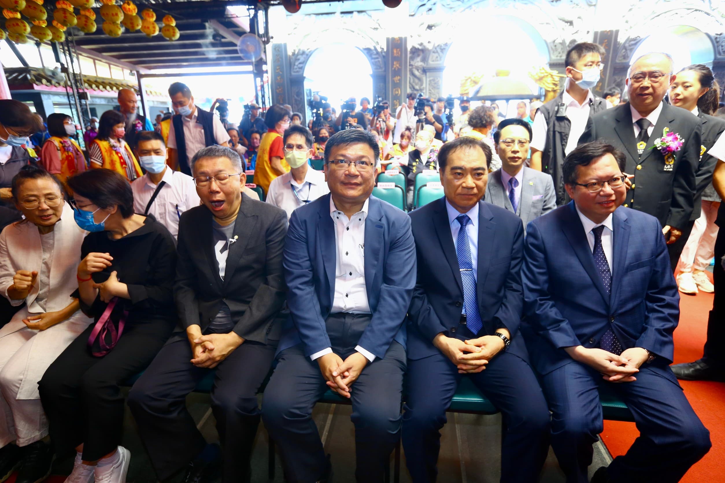 民眾黨2024候選人柯文哲（前排左三）也現身指南宮活動，與鄭文燦（右一）坐在同一排。