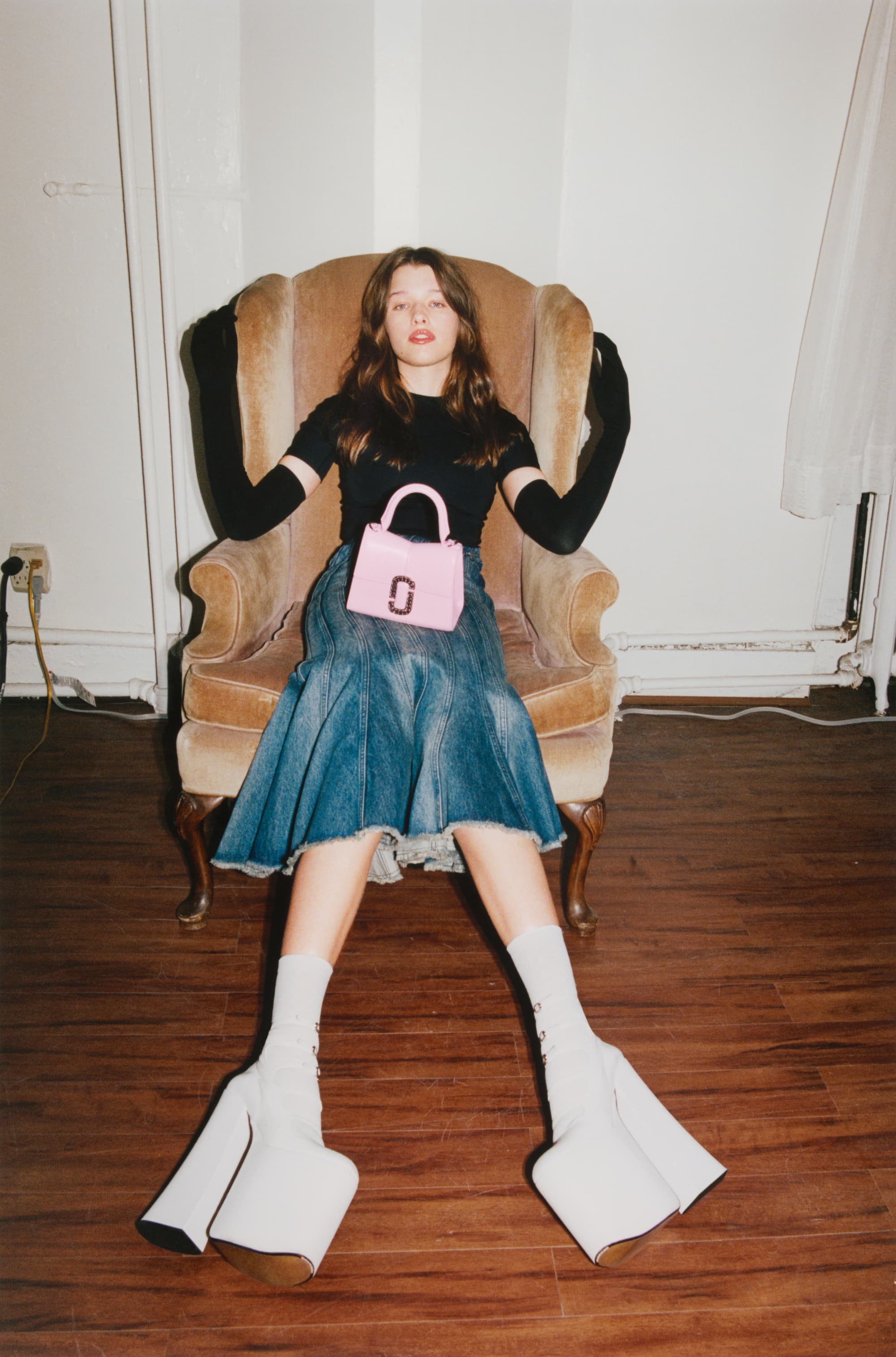 Milla Jovovich的女兒Ever Anderson為St.Marc系列包款拍攝形象照。(俊思提供)