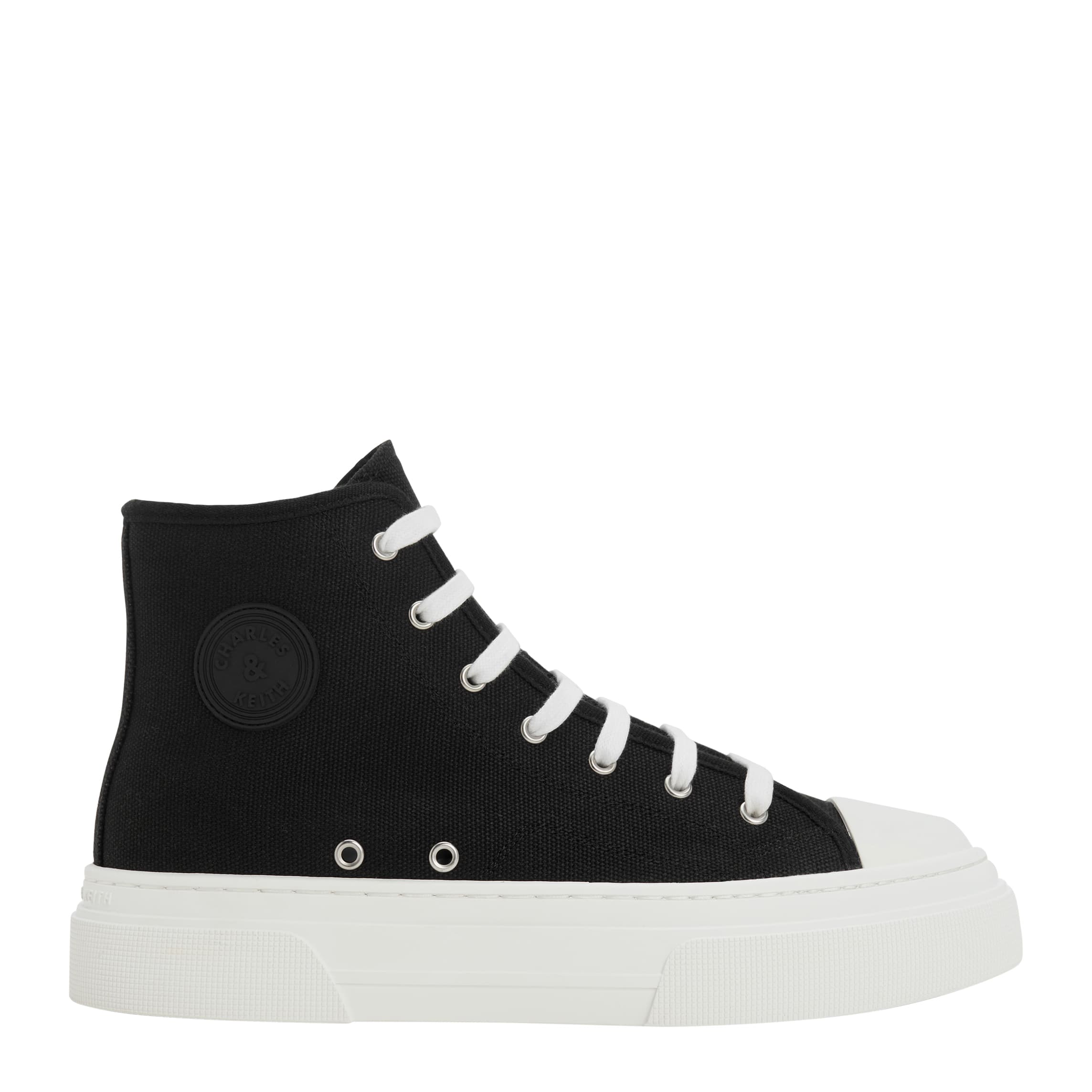 黑色帆布高筒休閒鞋。NT$2,390（CHARLES & KEITH提供）
