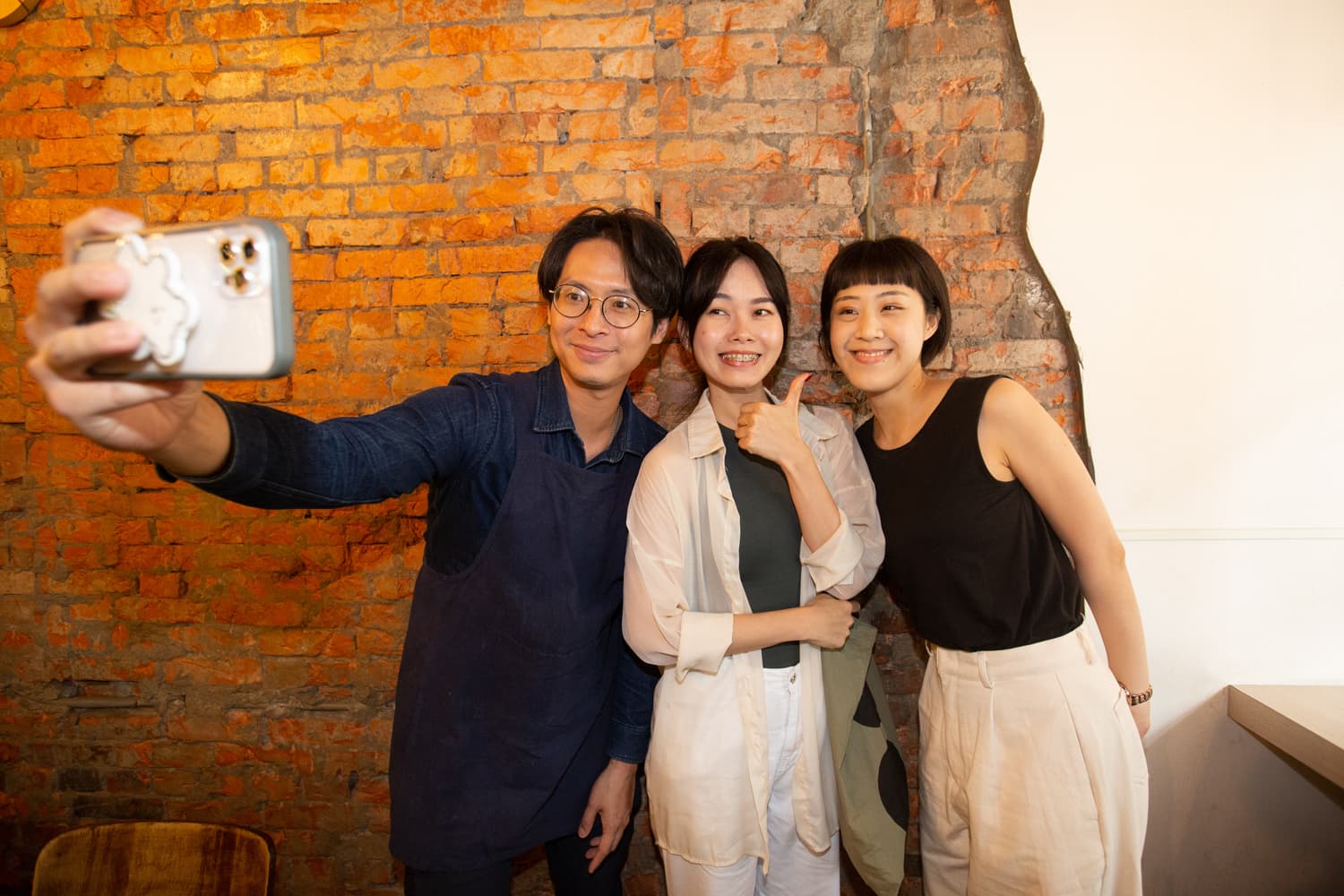 拿拿摳(左)經營YouTube「厭世甜點店」頻道4年,許多粉絲會特別前往給冷鴿手作甜點朝聖。