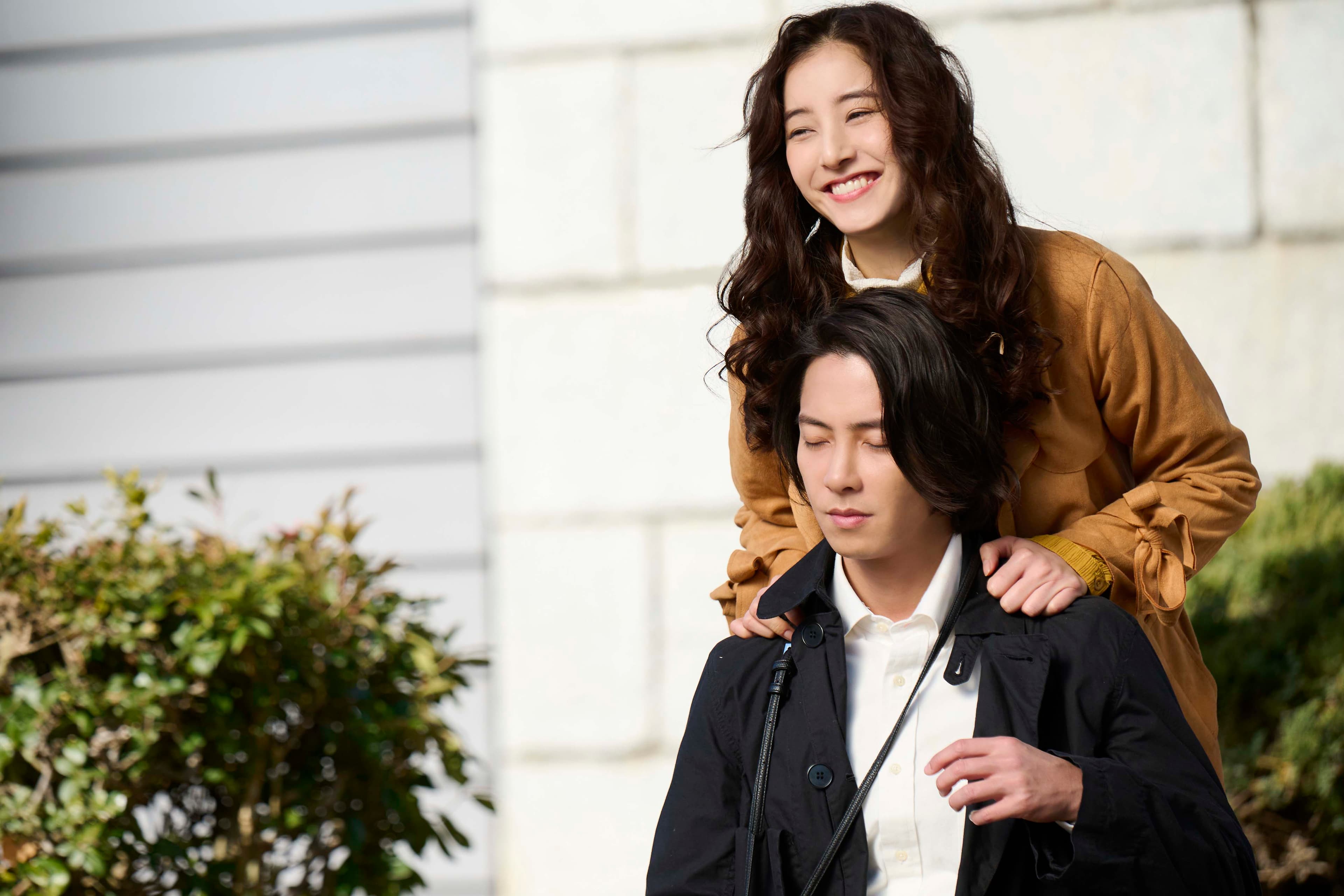 山下智久(前)在《SEE HEAR LOVE 看不見聽不見也愛你》中突然失明,遇上聽障的新木優子(後)後逐漸打開心房。(天馬行空提供)