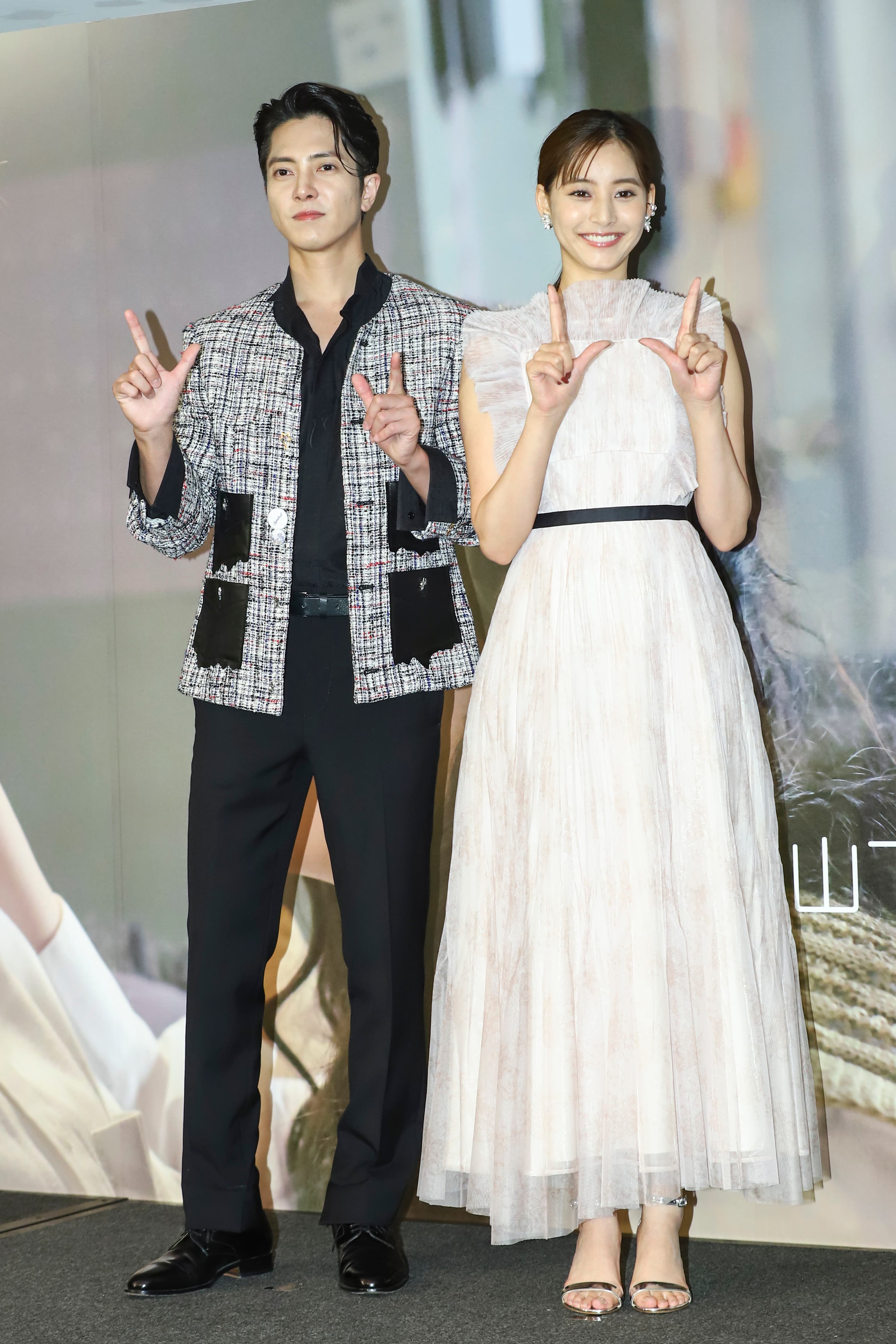 山下智久(左)與新木優子(右)比出7手勢,預告電影7月7日在台上映。