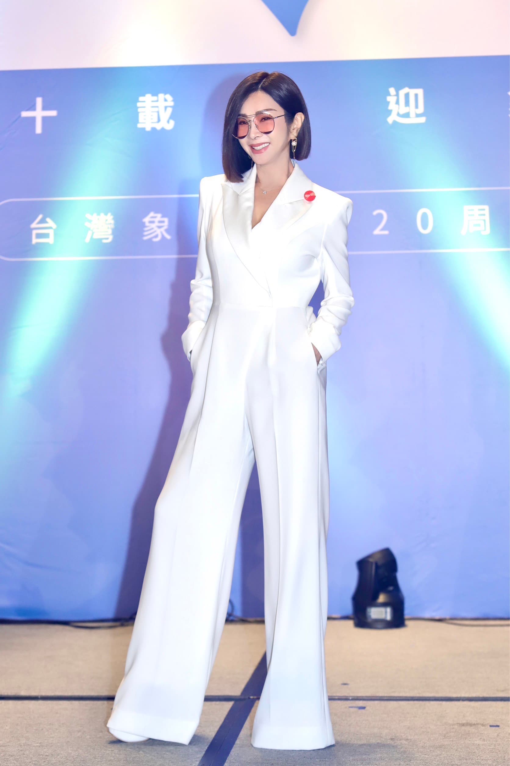 陳美鳳一身白色套裝，出席台灣象印20週年酒會活動。（民視提供）