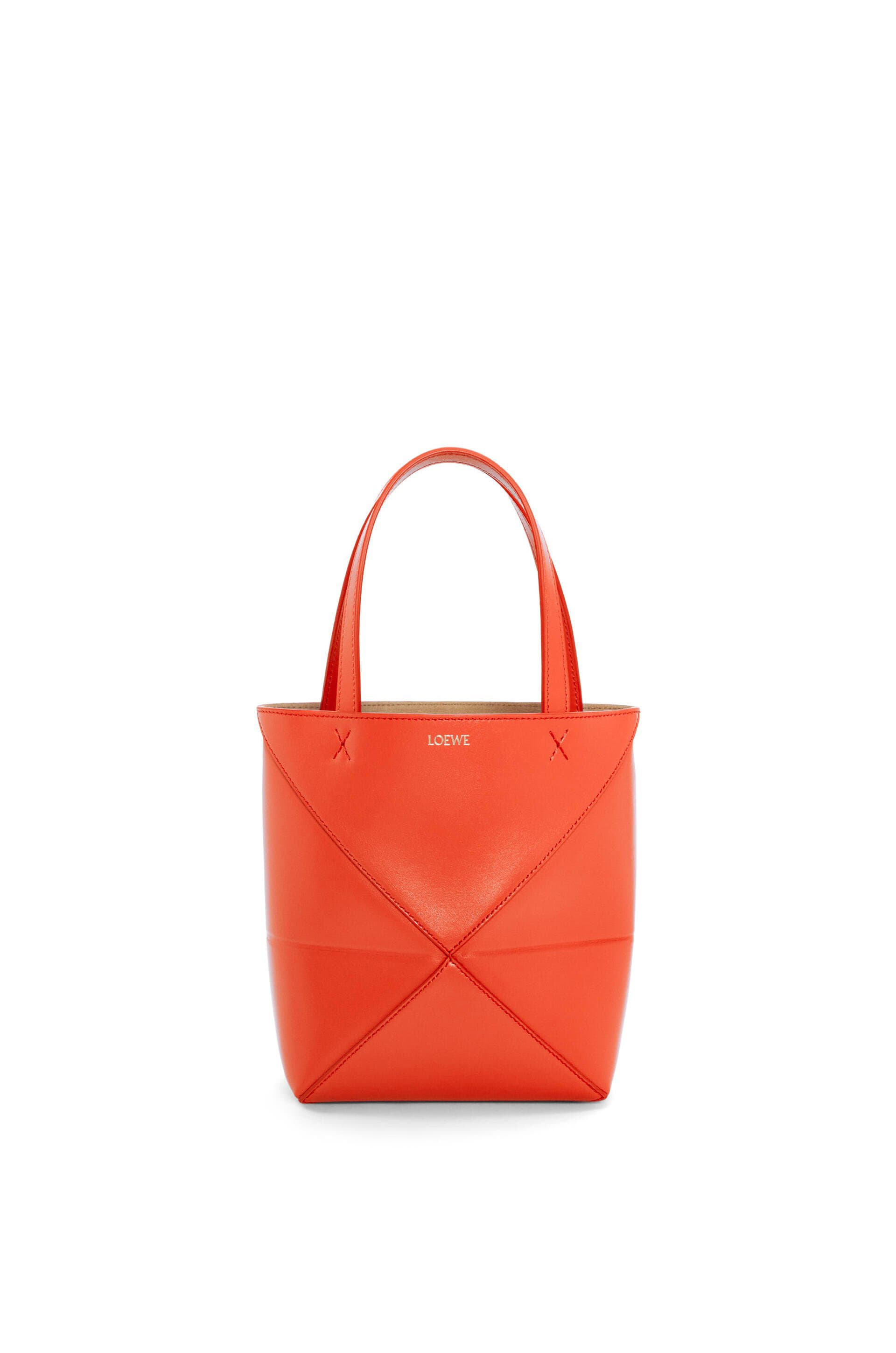 Puzzle Fold 夕陽橘迷你托特包。NT$49,000。（LOEWE提供）