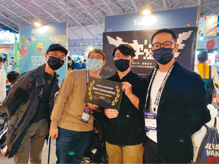 Team9團隊(左圖)以《文字遊戲》獲台北電玩展Indie Game Award最佳創新獎,目前在Steam獲得「極度好評」的高評價(上圖)。(Team9提供)