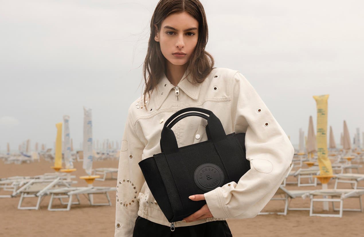 CHARLES & KEITH推出帆布系列。黑色帆布大托特包NT$3,490。（CHARLES & KEITH提供）