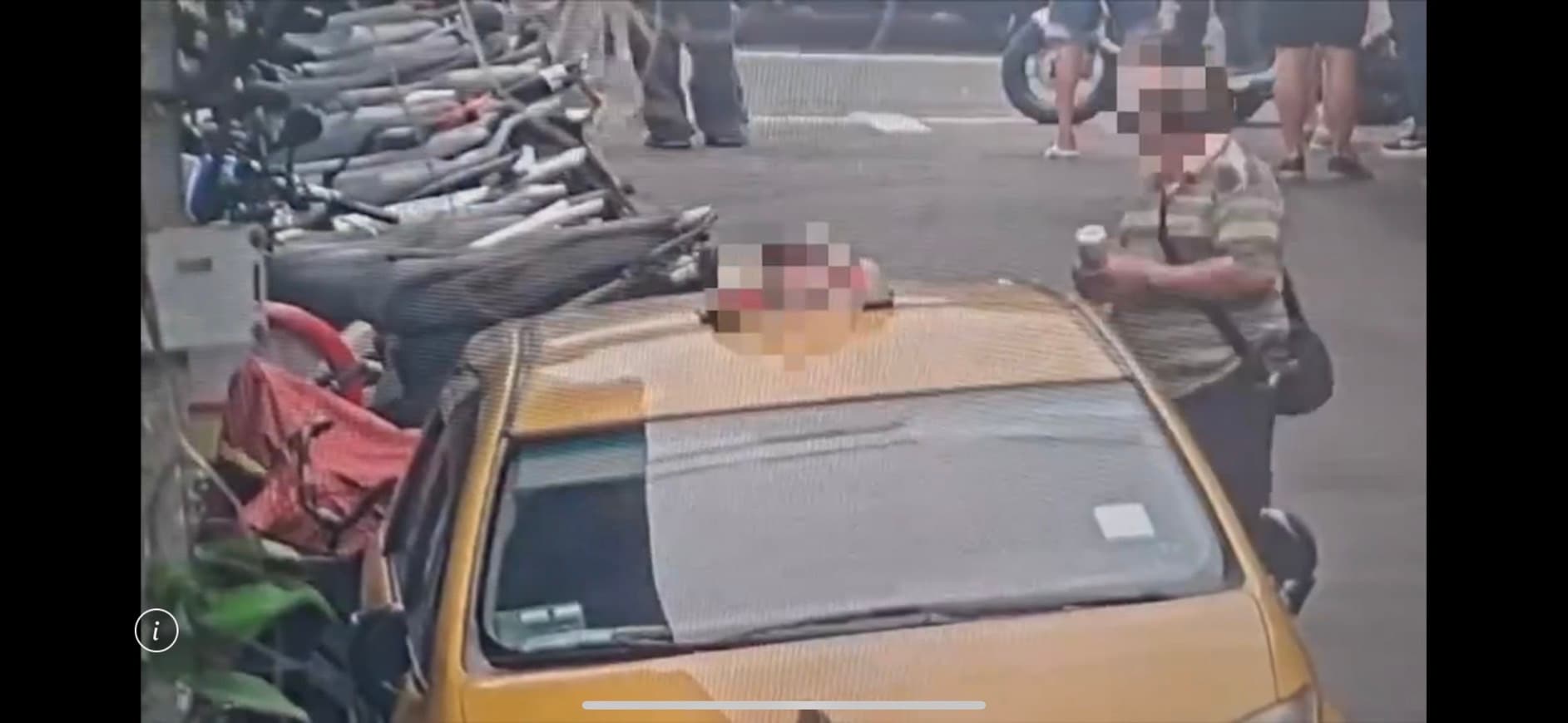 警方調閱監視器發現周姓男子手拿噴漆罐擅自將單車改色。(翻攝畫面)