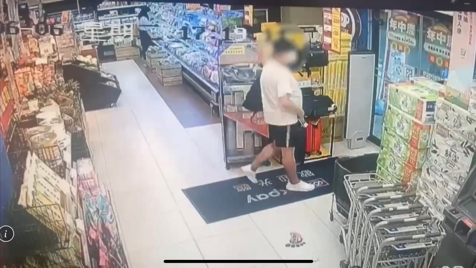楊男得手後未結帳就步出賣場。(翻攝畫面)