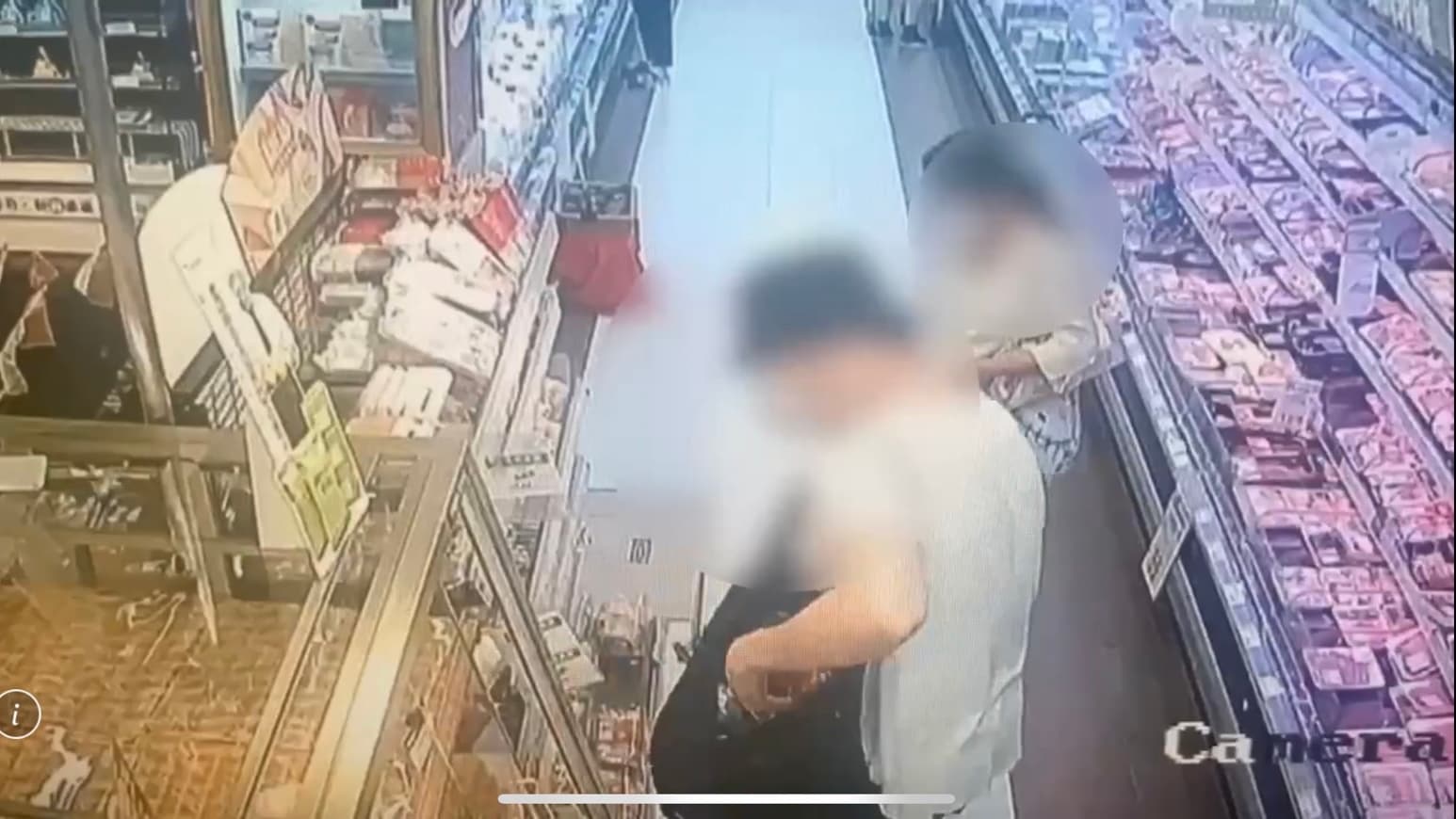 楊男將各式麵包放進自己隨身包包內。(翻攝畫面)