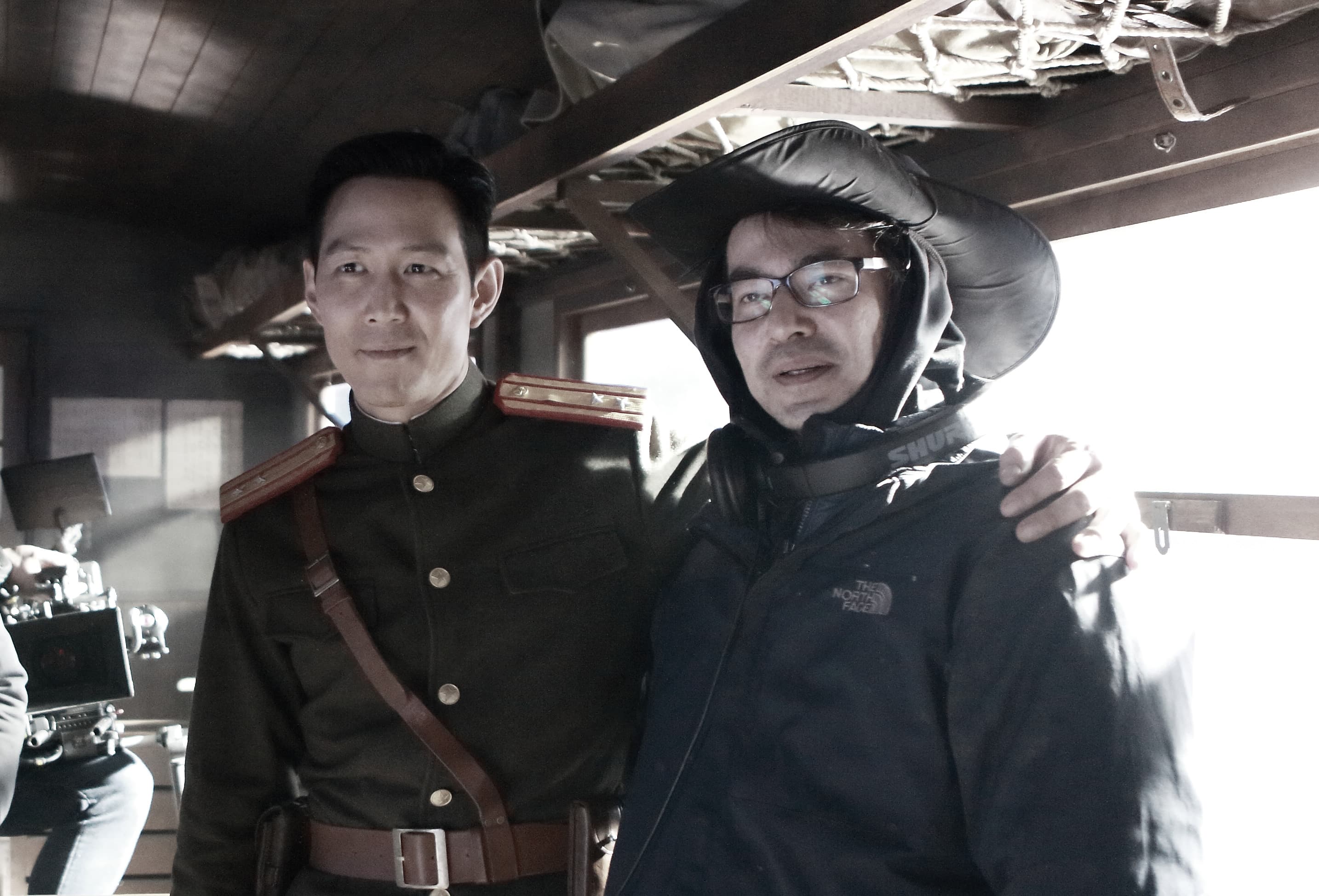 李宰漢導演(右)執導《代號:鐵鉻行動》合作李政宰。(翻攝自Daum Movie)