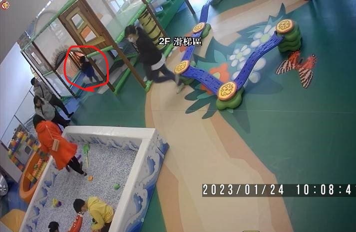 A小姐的小孩(紅圈處)於10點8分進入遊樂設施。(讀者提供)