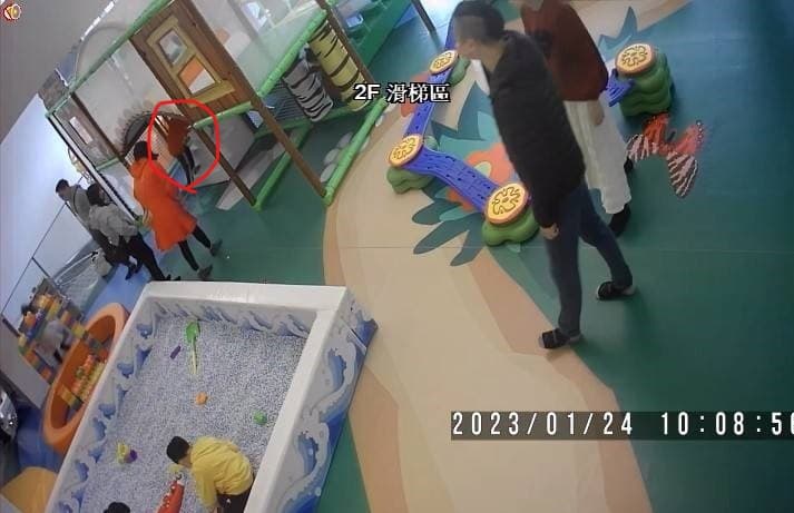 疑似與A小姐的孩子碰撞的孩童(紅圈處)隨之進入遊樂設施。(讀者提供)