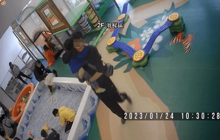 父親將受傷的小孩抱離遊戲區。(讀者提供)