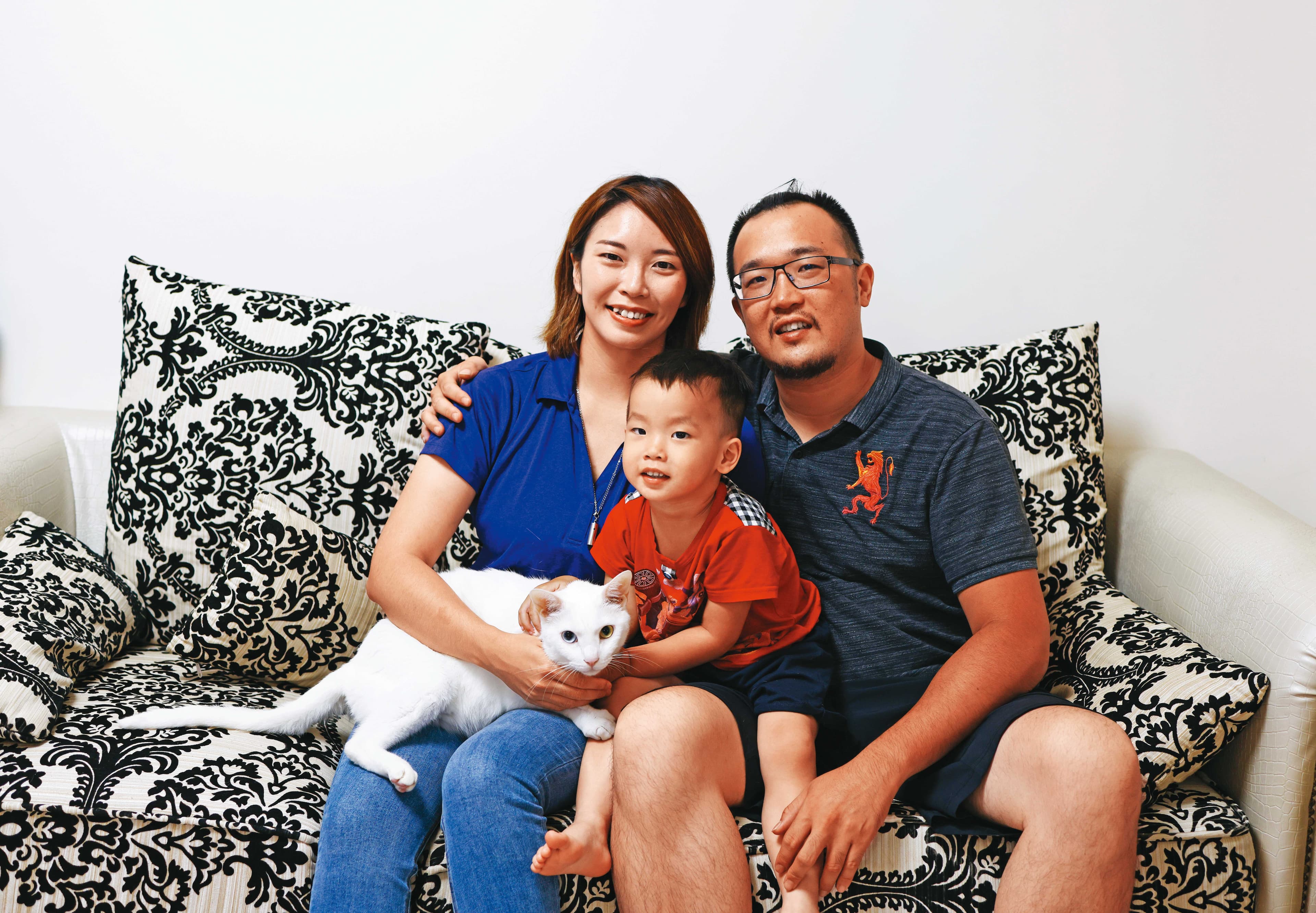 卓金池夫妻與小兒子合照。採訪這天,小朋友就在一旁玩耍,非常大方、活潑,親子間互動親暱。
