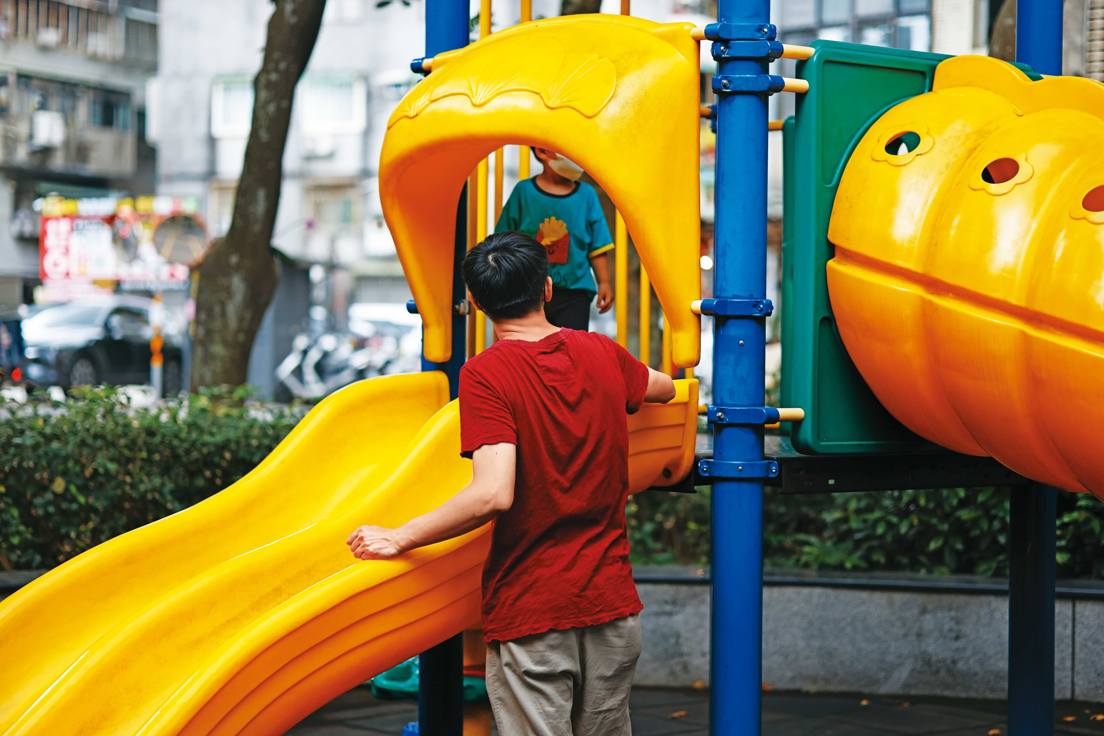 請育嬰假這段時間,阿邦決定帶小孩踏遍松山與信義區的公園,執行他偉大又實惠的親子探險計畫。