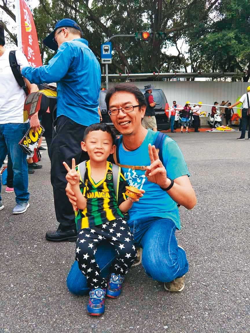 台北市產業總工會副理事長王燕杰(右)與小孩合照。王燕杰說自己也曾想過請育嬰假,但考量到經濟因素,根本無法執行。