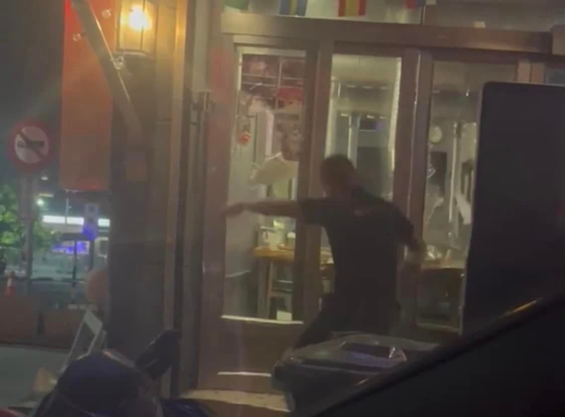 陳男持球棒砸店。(翻攝自老高漫談臉書專頁)