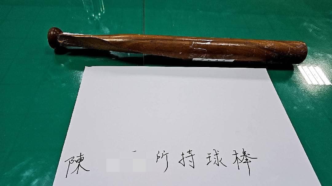 馬公分局光明派出所查扣球棒1支。(翻攝自老高漫談臉書專頁)