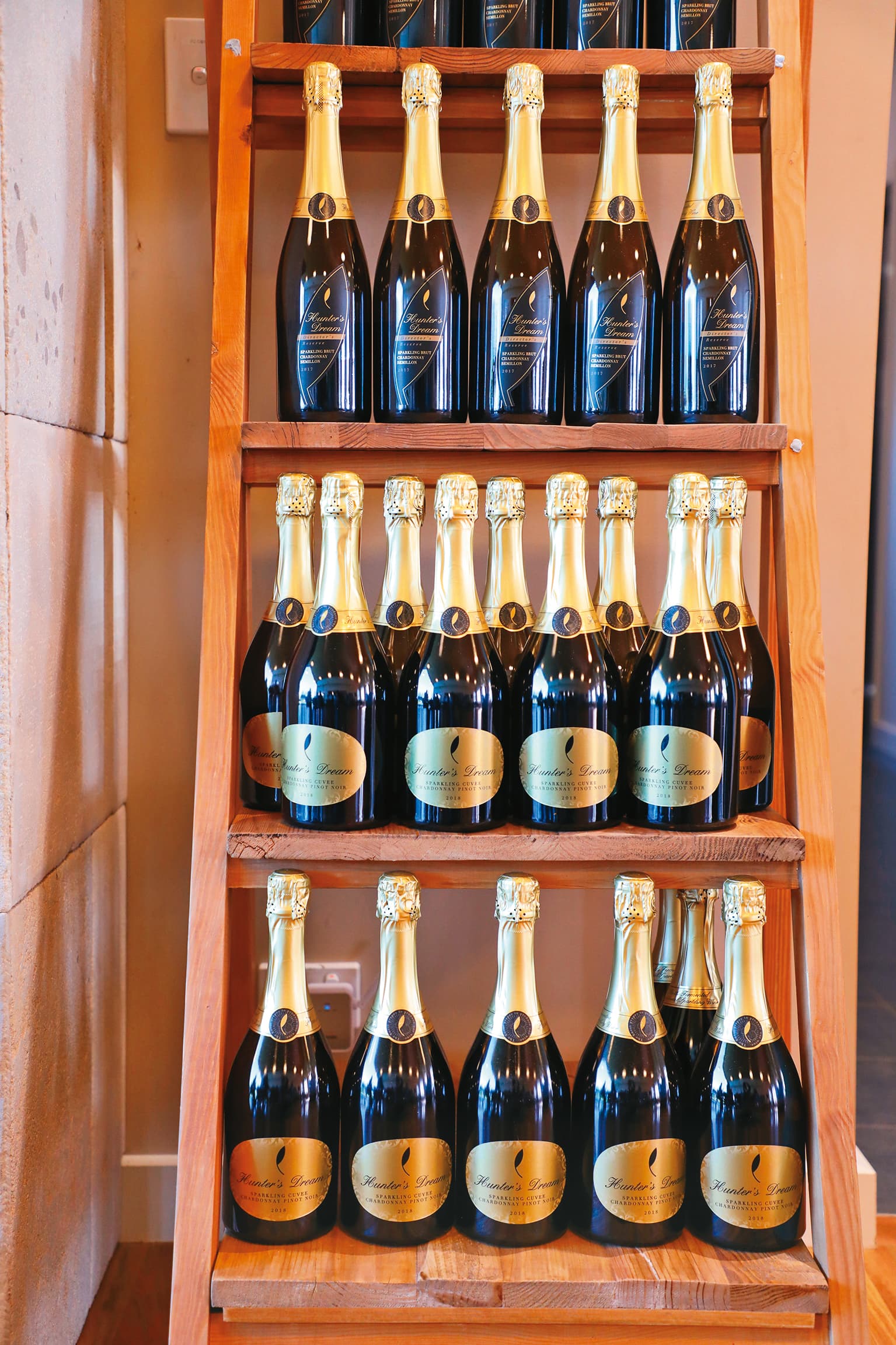 架上陳列2018以Chardonnay、Pinot Noir釀製的氣泡酒,風味細緻。