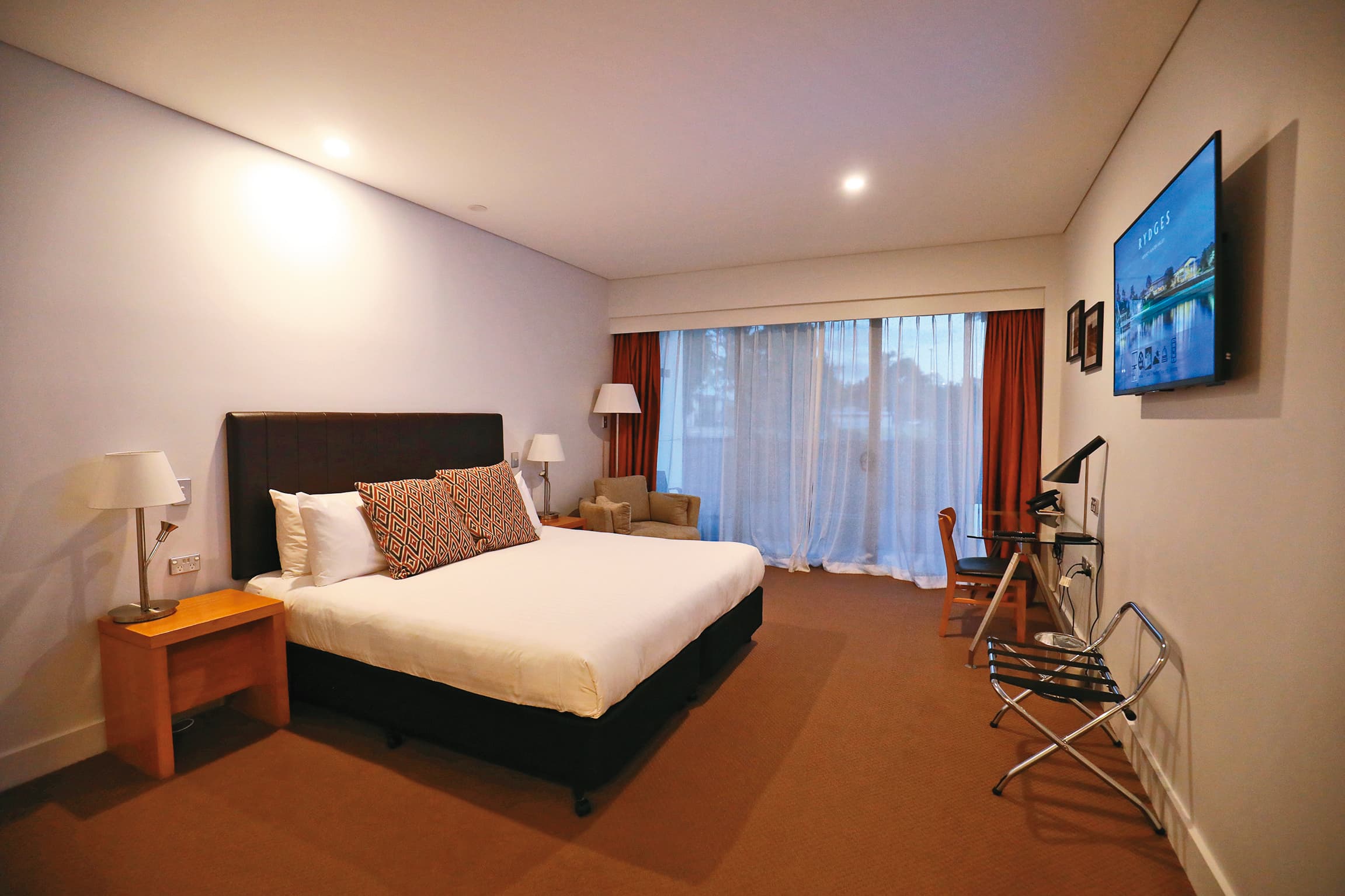 「RYDGES Resort Hunter Valley」的房間簡單舒適,適合全家大小一起去度假。