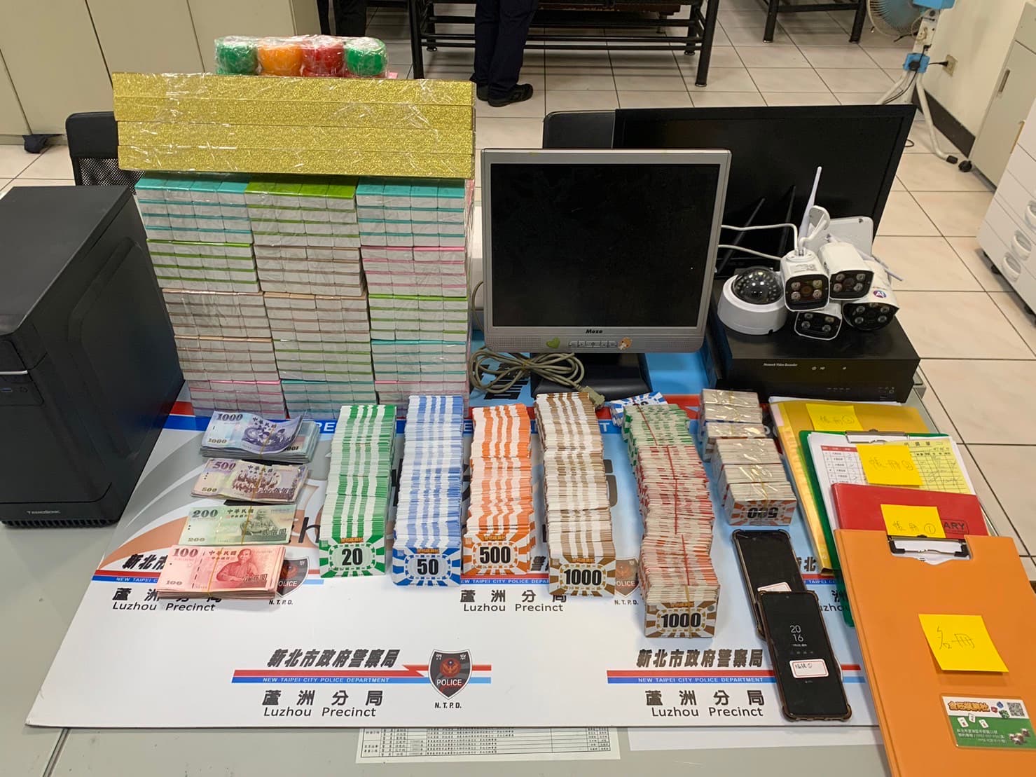 警方查扣的賭資、賭具。(翻攝畫面)