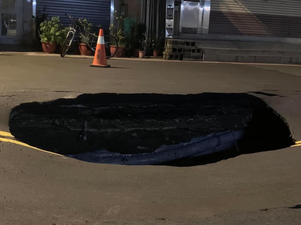 前日南京西路311號就發生天坑，經緊急灌漿搶修後，昨已恢復通車，沒想到今天凌晨又再度坍陷。（台北市議員陳怡君提供）