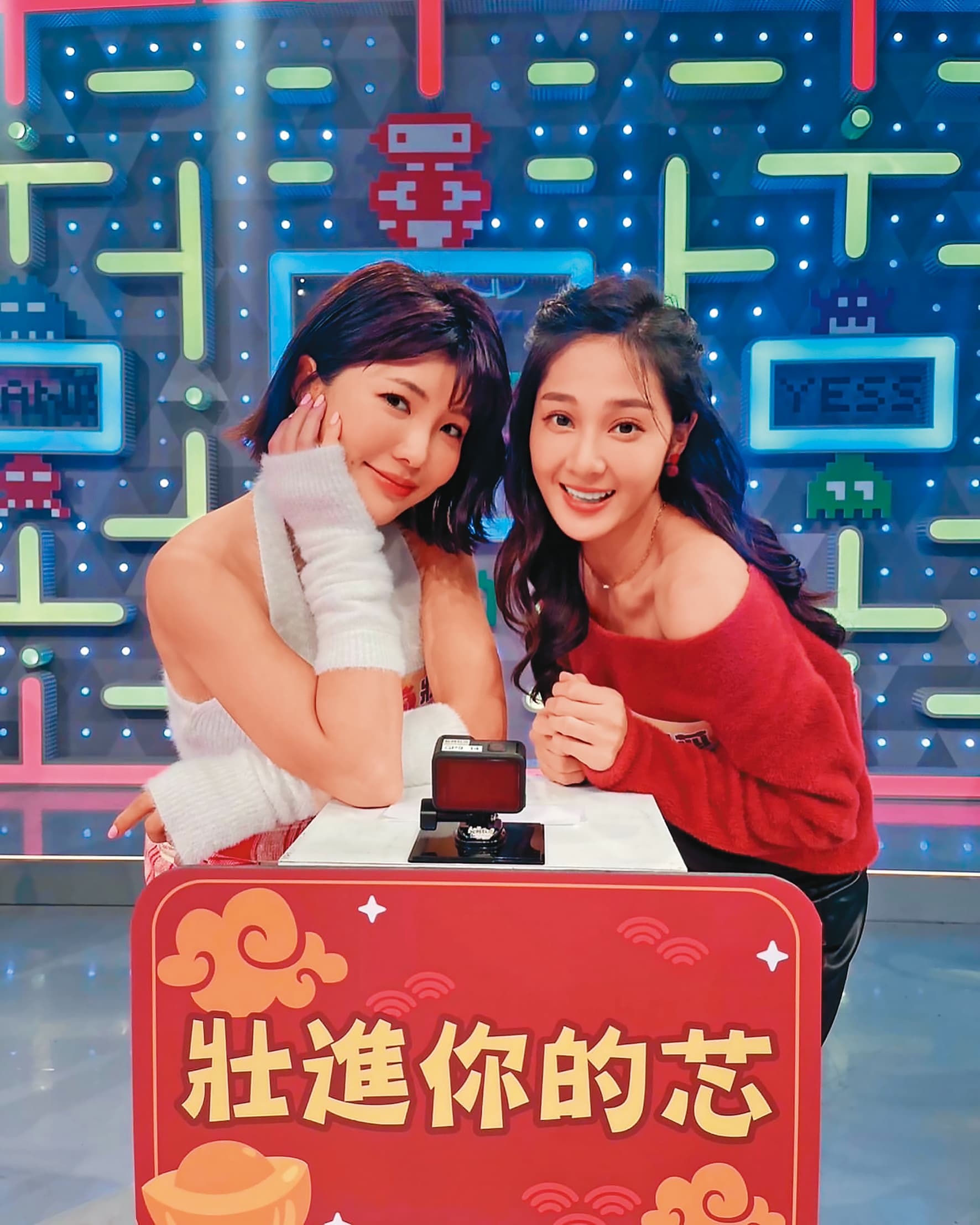 邱子芯(右)和啦啦隊女神壯壯在《全明星運動會》同為黃隊成員。(翻攝自邱子芯IG)
