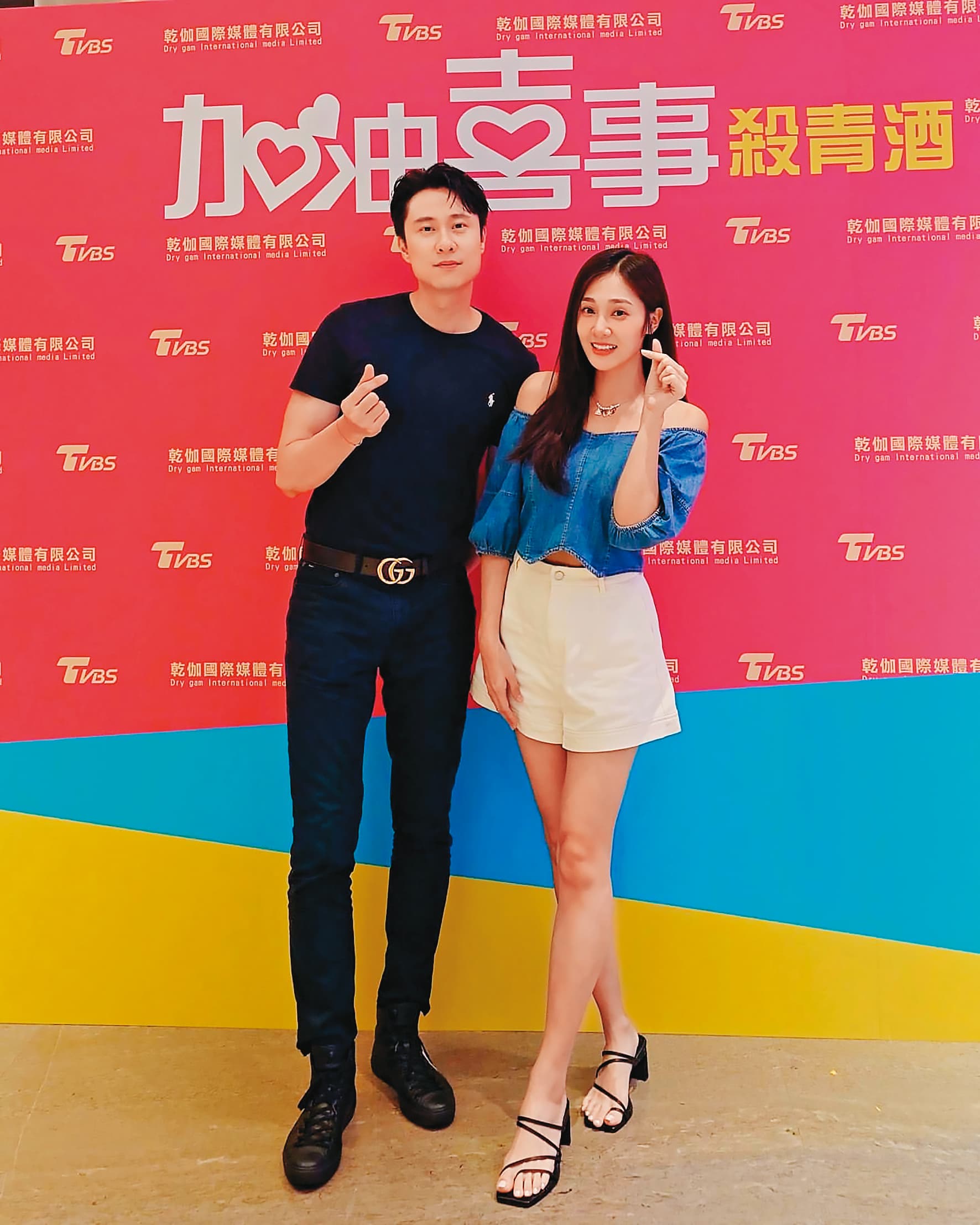 邱子芯日前在TVBS《加油喜事》殺青酒上喝果汁沒碰酒。左為劉書宏。(翻攝自邱子芯IG)