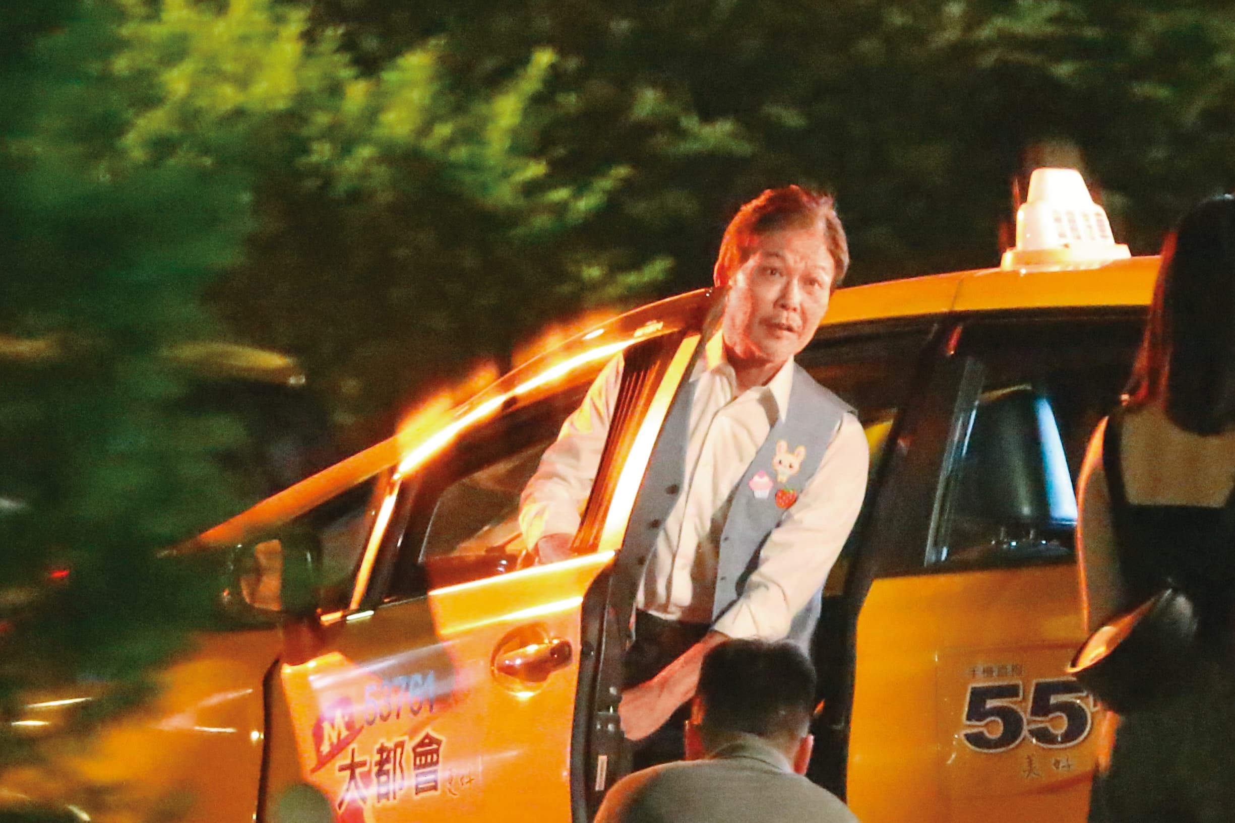 19:38 錢小豪在MV中疑似飾演計程車司機。