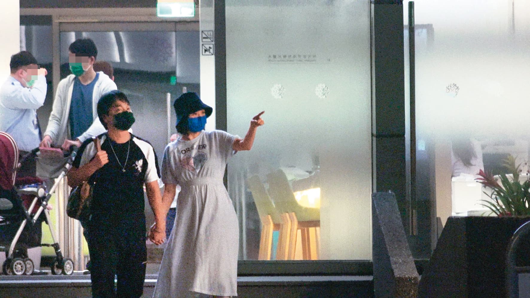 李亮瑾(右)去年和老公張峰奇(左)前往婦產科檢查,現二寶已出生。