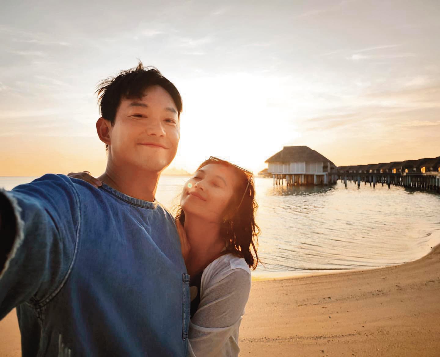 威廉(左)和卓君澤(右)愛情長跑多年,去年結婚後今年懷孕。(翻攝自卓君澤IG)