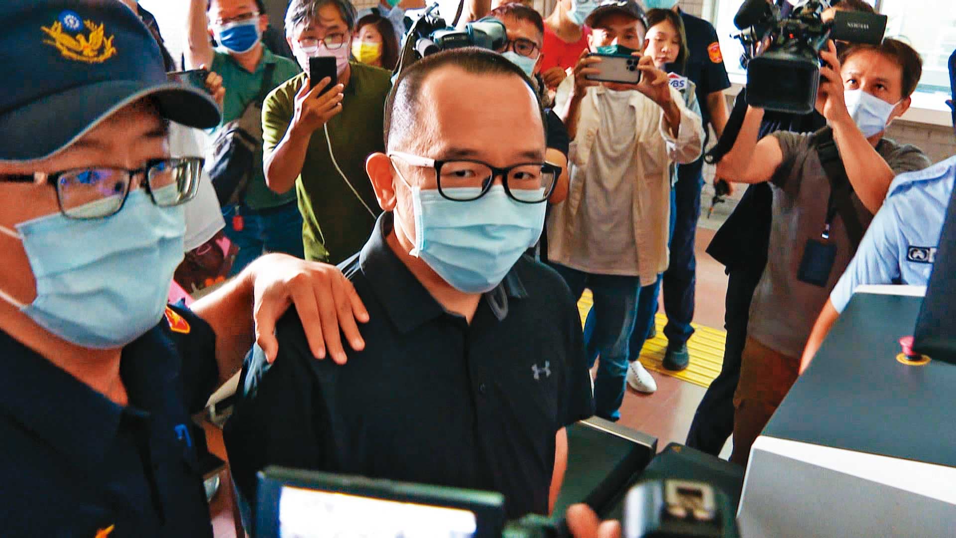 前高雄市議員陳致中(中)因洗錢、偽證罪,遭判刑定讞,今年5月入監服刑。(翻攝鏡新聞)