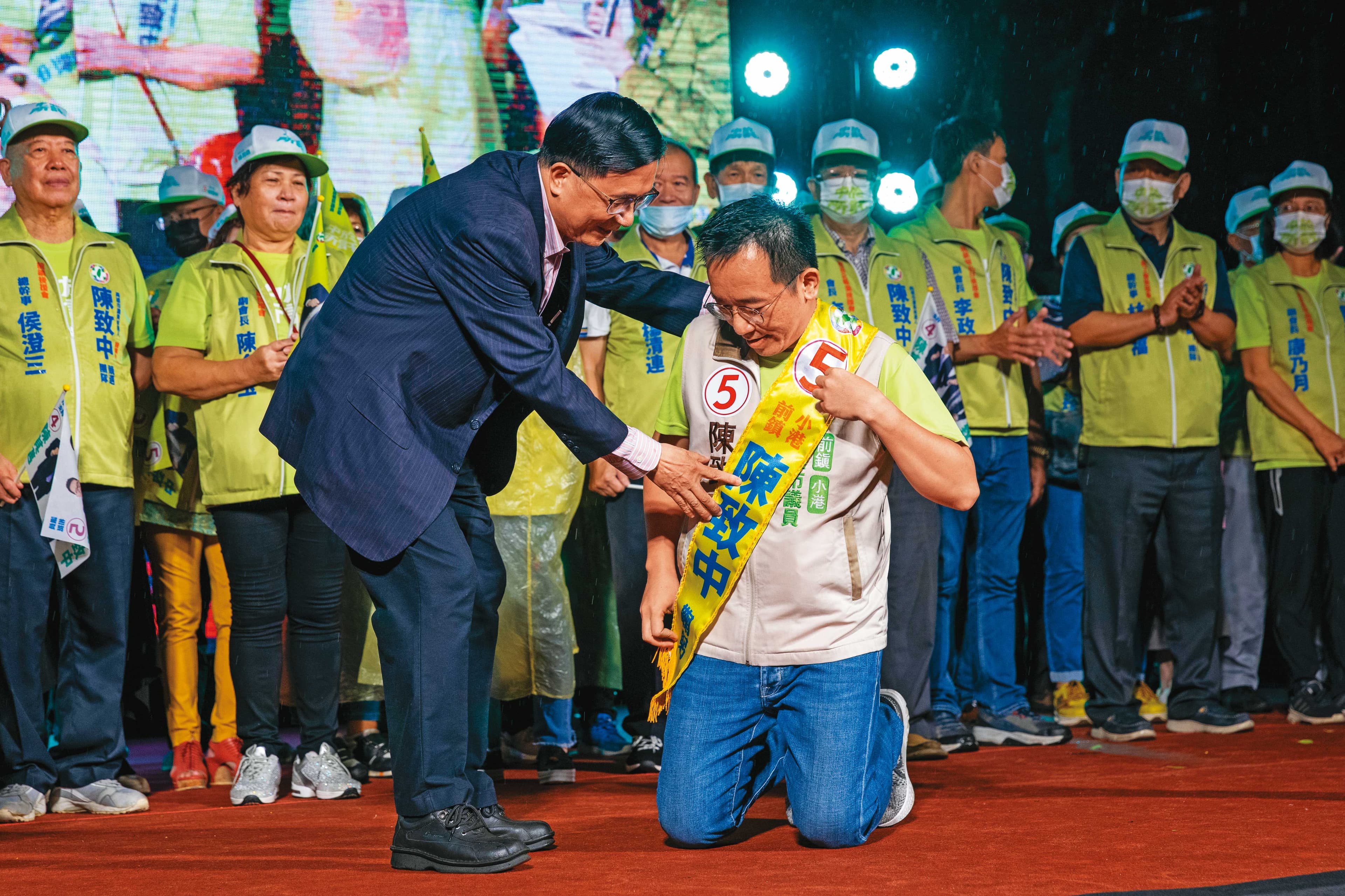 陳致中(右)三度當選議員,但其中兩次都因為遭判刑被解職。