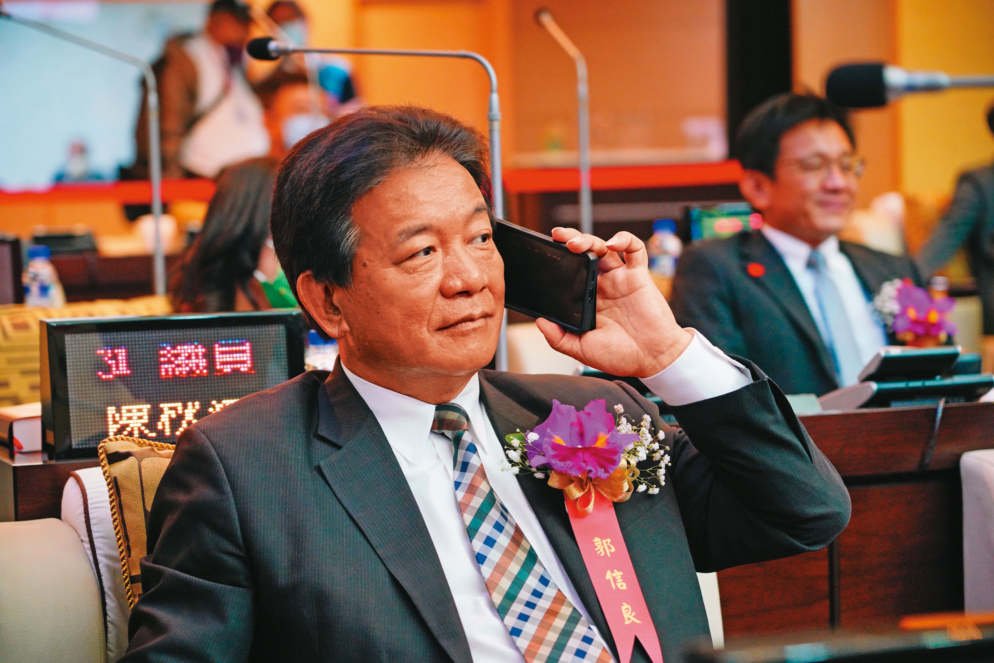 台南市議員郭信良在議長任內曾打電話施壓及飆罵官員,辦理佃西重劃案抵費地登記。