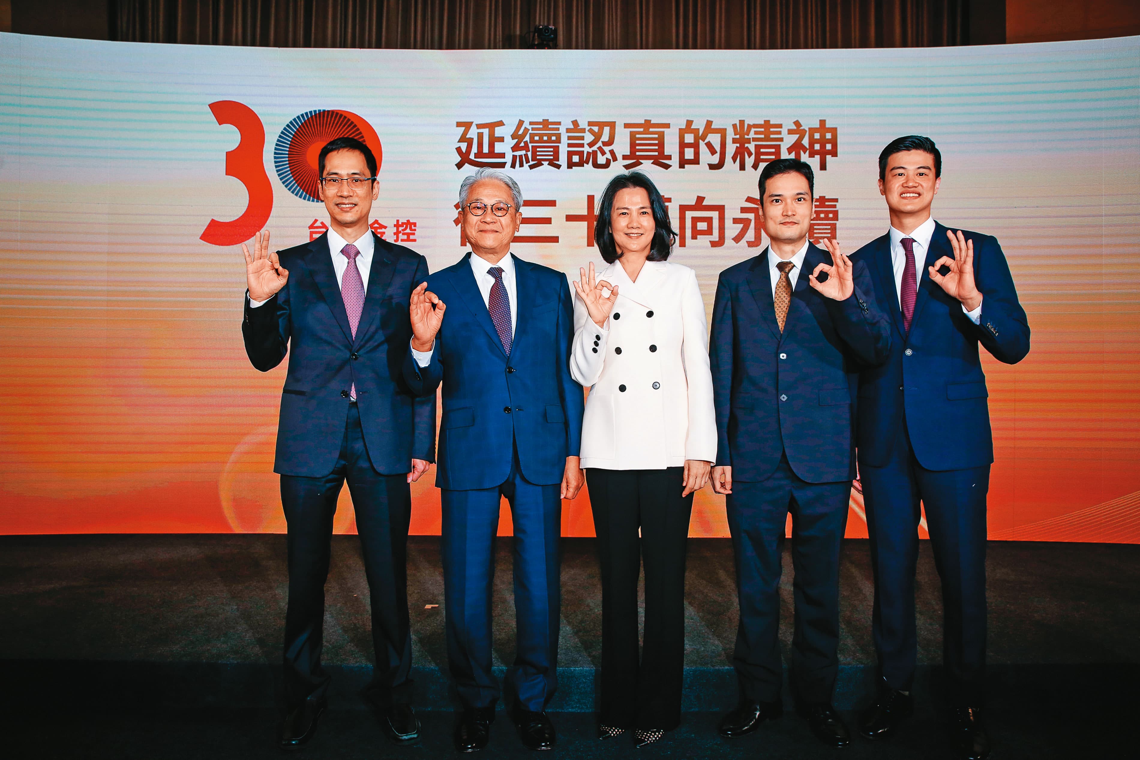 台新金去年成立30週年，向來低調的吳昕豪難得和爸媽、堂兄一同合照。