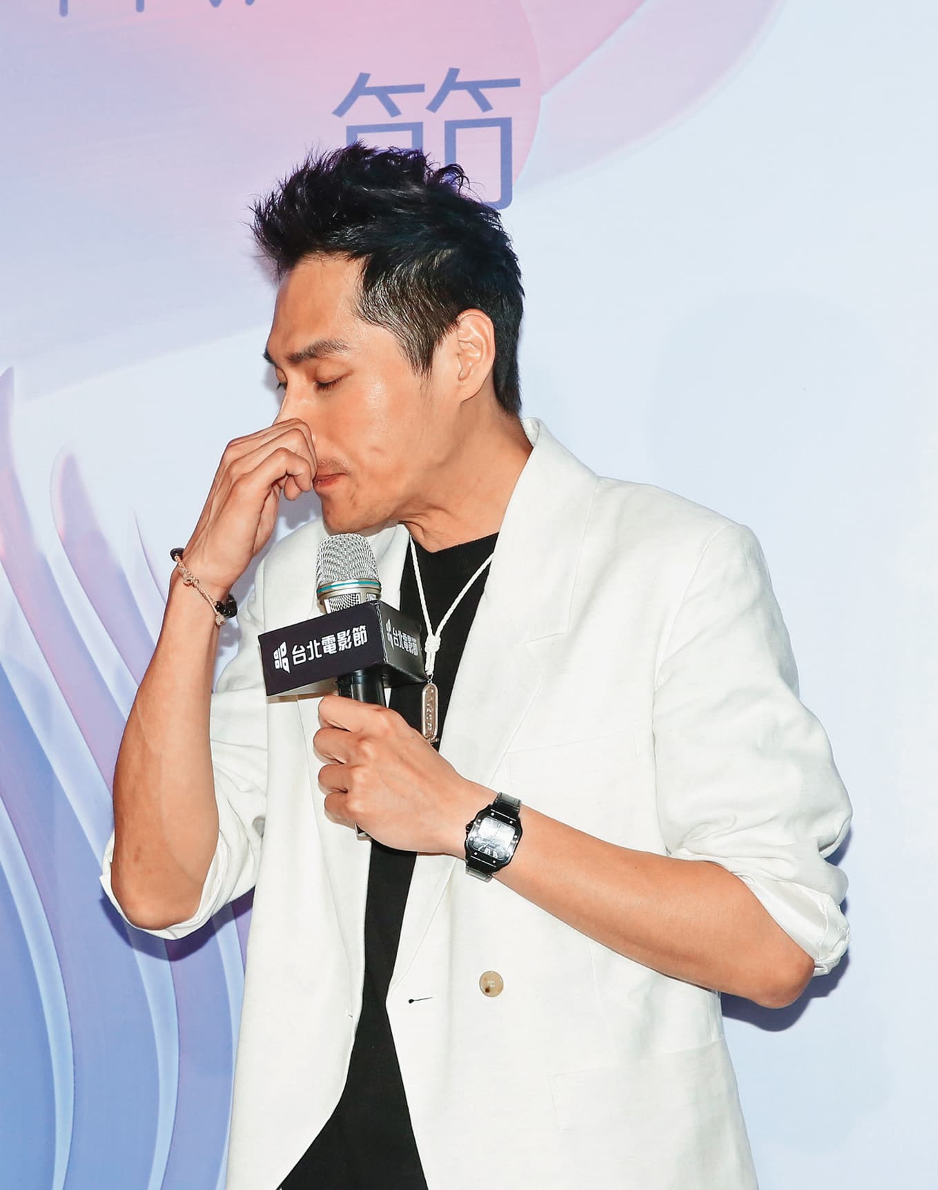 藍正龍當眾擤鼻有損偶像人設吼?人家現在是導演,專業比偶包重要啦!(遞面紙)
