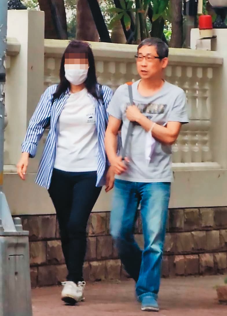 張晉源(右)陪太太(左)在新店住家附近散步,卻周旋於其他3女之間。