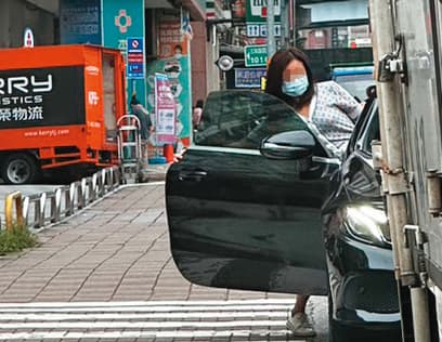 4月20日15:14,C女一出三重三和國中捷運站,立即熟門熟路地打開張晉源停在路邊的賓士車門,快速坐入副駕駛座。