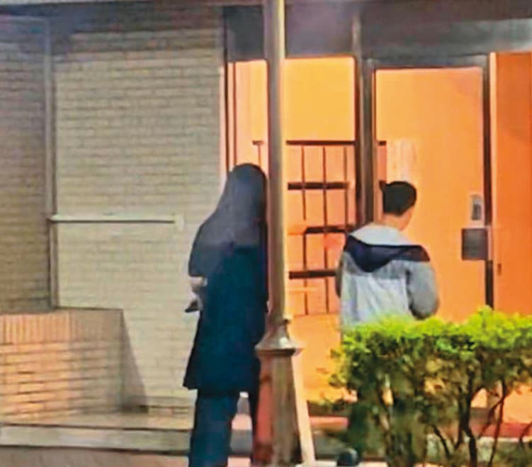 4月26日16:30,張晉源(右)與A女(左)拜拜後,友人送他們回A女處所。