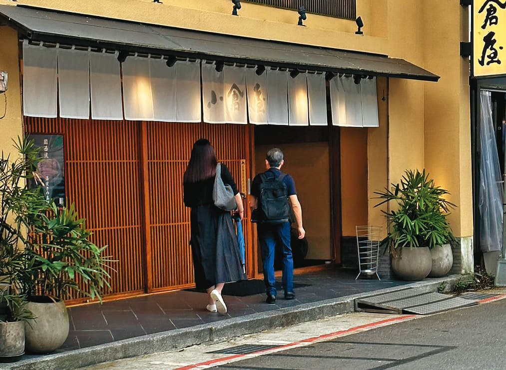 4月19日13:00,張晉源(右)與A女(左)上門光顧的小倉屋,是日本北九州小倉百年鰻魚飯排隊名店田舍庵的首家海外分店,進駐台北東區小巷,成為米其林名店。