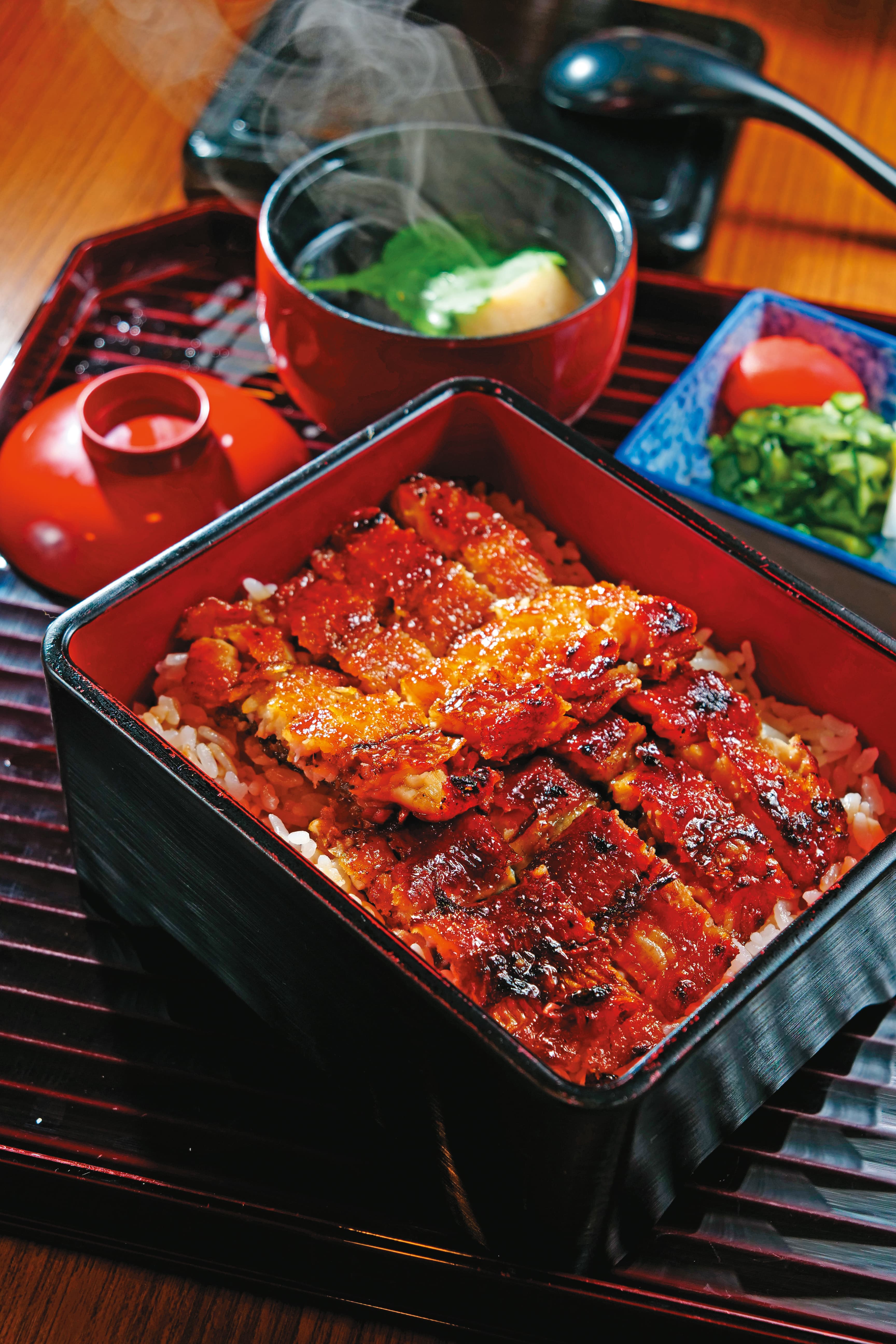 4月19日13:00,張晉源與A女上門光顧的小倉屋,是日本北九州小倉百年鰻魚飯排隊名店田舍庵的首家海外分店,進駐台北東區小巷,成為米其林名店。