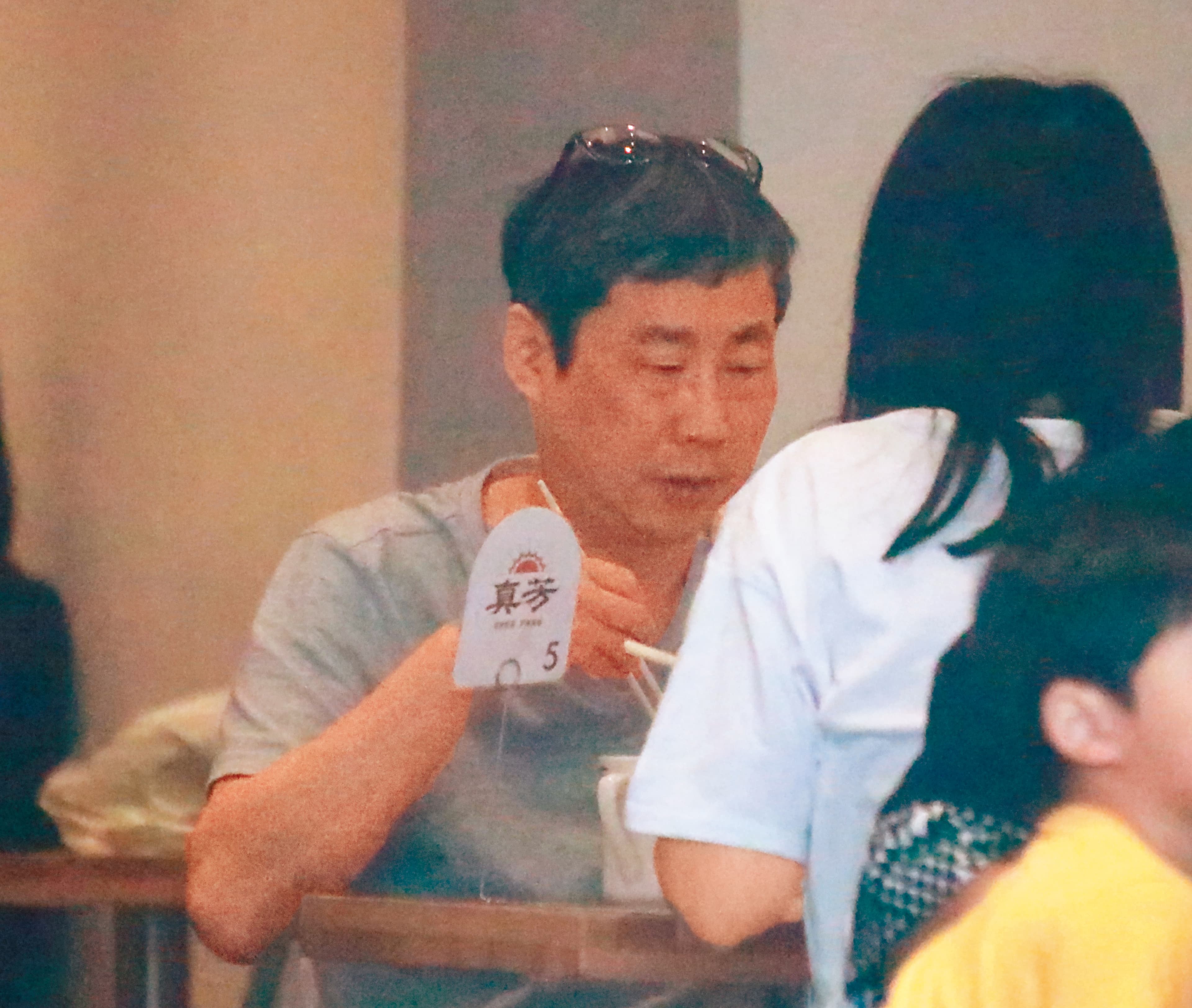 5月11日11:45,張晉源(左)帶老婆(右)到連鎖早午餐店「真芳」用餐,等級明顯與其他三女不同。