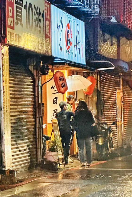 4月19日21:50,張晉源與B小姐離開摩鐵後,到板橋三民路小巷的名店竺日居居酒屋大啖美食。