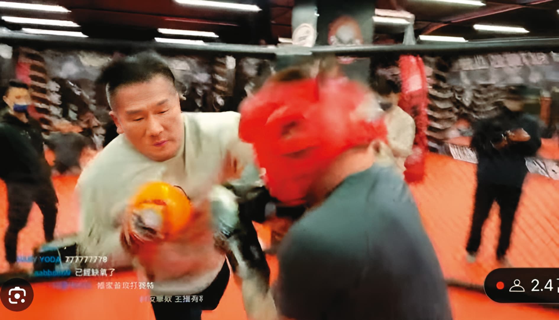 館長(左)和Toyz的拳擊教練是同一人,館長也在Toyz敗戰後暖心抖內。(翻攝自網路)