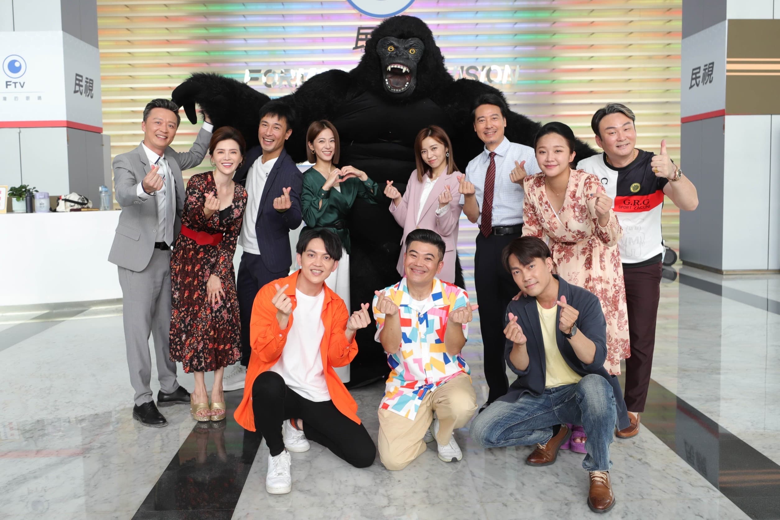 演員傅子純、蘇晏霈、王瞳、尹昭德、何豪傑、林道遠、胡嘉愛、馬國畢、洪毛、賴慧如、許仁杰、郭忠祐一起為劇中「春日食品」進行開幕典禮。(民視提供)