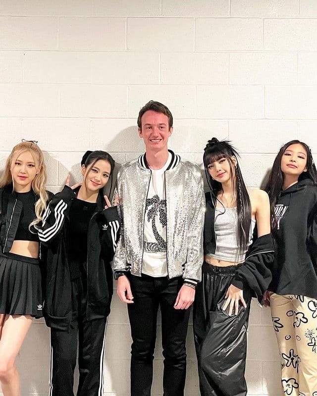 弗雷德里克阿爾諾曾去看BLACKPINK洛杉磯演唱會,到後台與成員合照。(網路圖片)