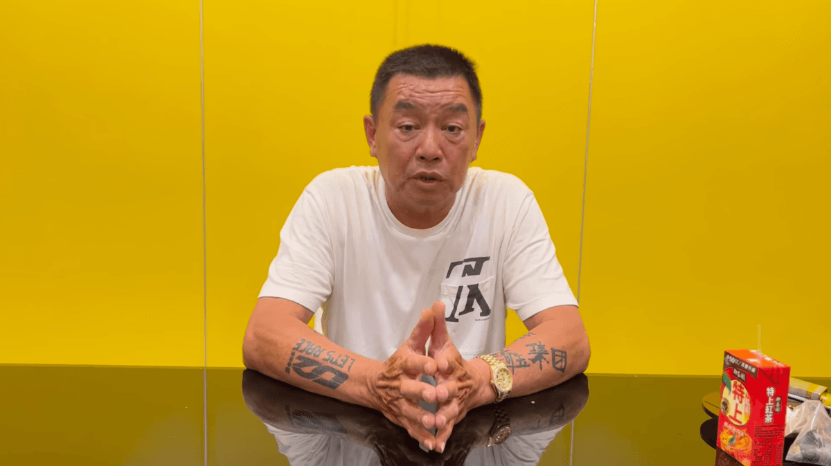 廖老大和中國網紅競逐最快賽車,一戰成名。(翻攝自廖老大臉書)