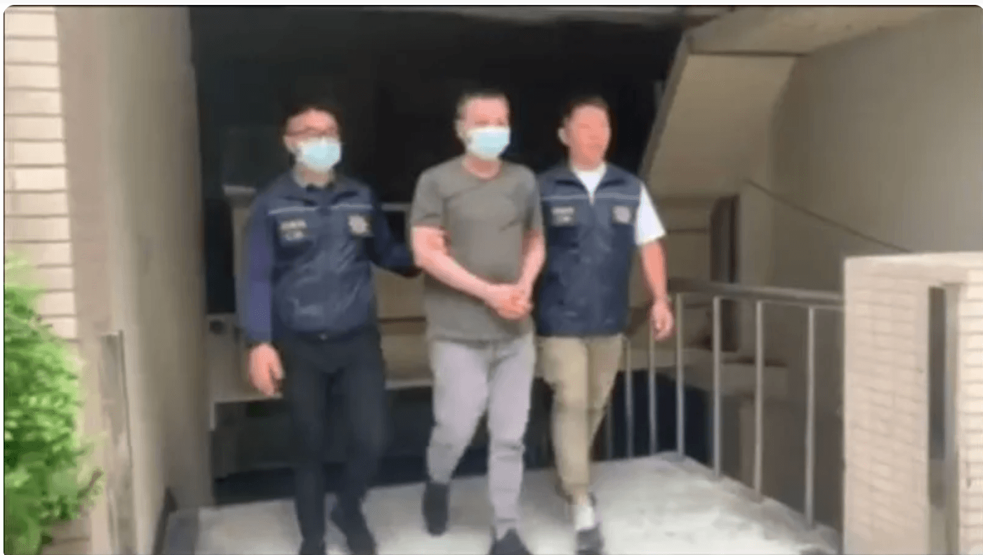 警方逮捕涉嫌承租大學實驗室製作毒品的章男。(翻攝畫面)